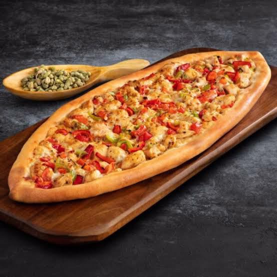 Tavuklu kaşarlı pide