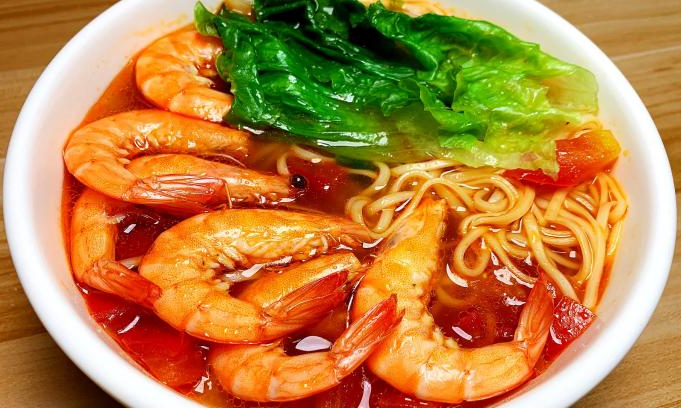 番茄汤大虾面 - Лапша с креветками в томатном супе