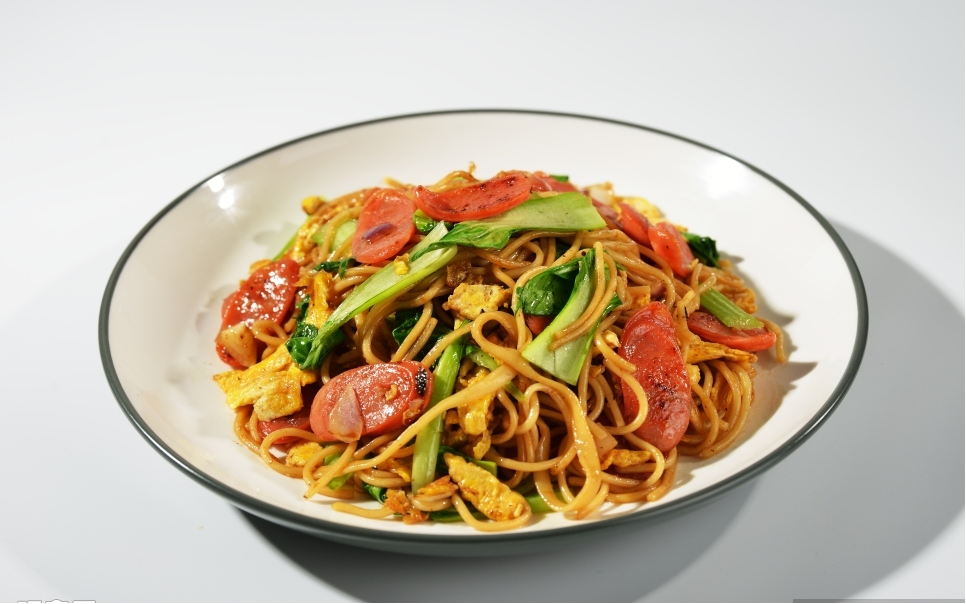 鸡蛋火腿炒面 Жареная лапша с яйцами и колбасой 