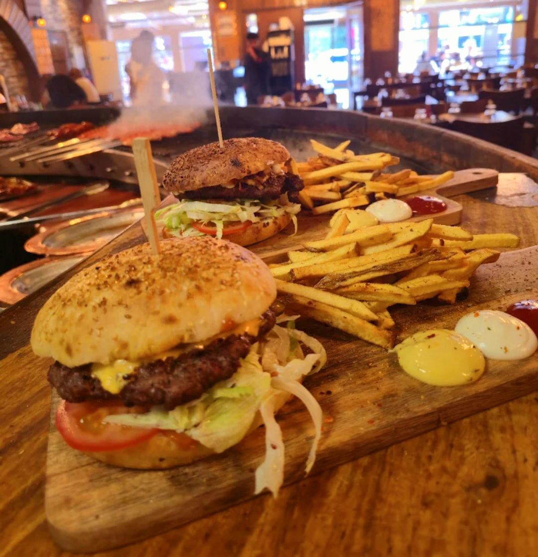 CHALET beefburger / Dana burger - Steak maison 220g, oignons caramélisés, cheddar, cornichon, salade, tomate