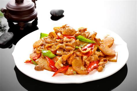 土豆片烧肥肠-Жареная свиная колбаса с картофелем