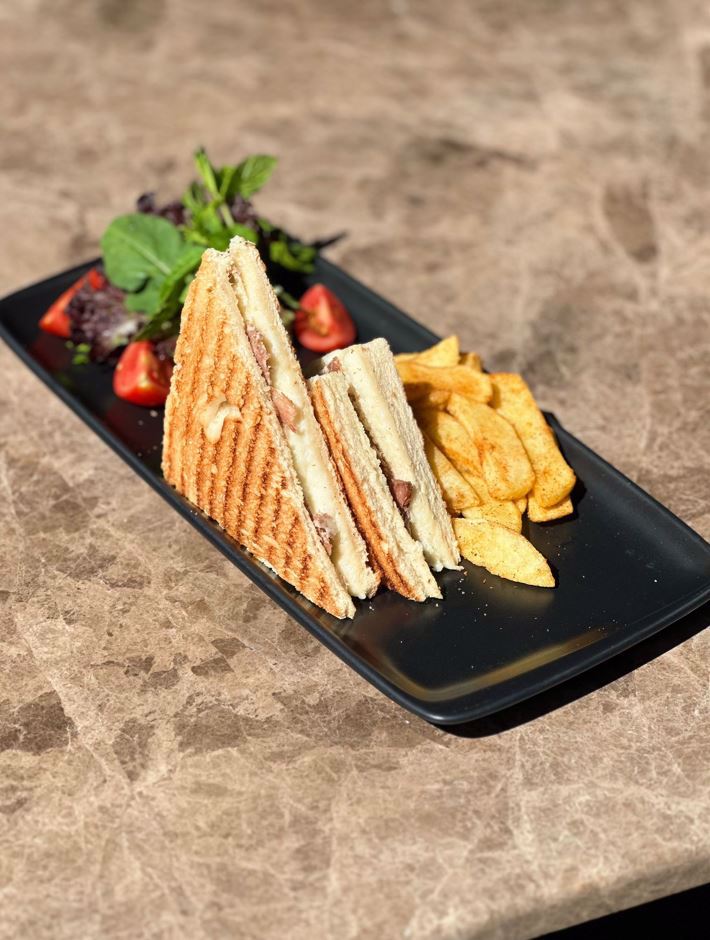 Kavurma Kaşarlı Tost