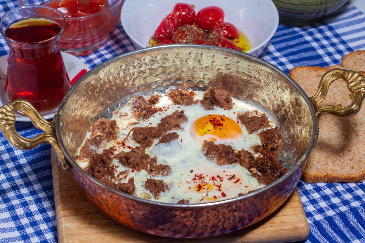Sahanda Kuşbaşılı Yumurta