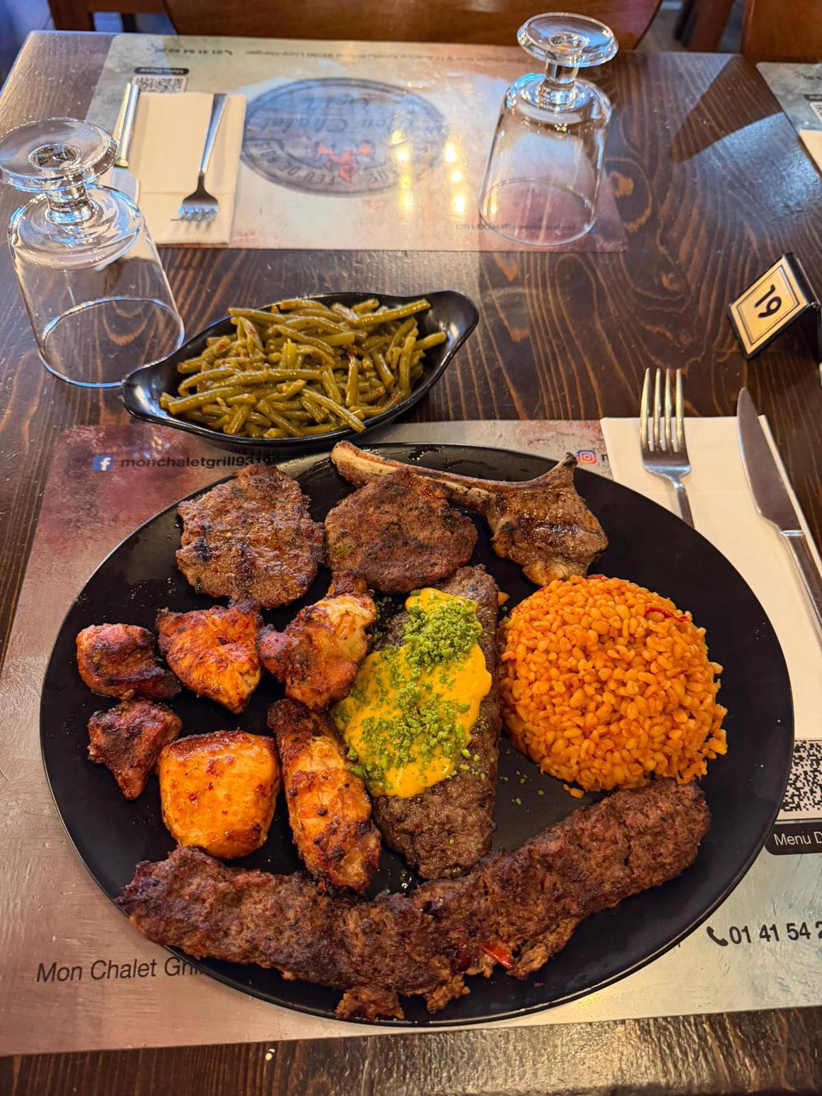 FULL MIXTE CHALET 1 brochette Adana, 2 morceaux de poulet, 2 köfte, 2 ailes de poulet, 2 morceaux d’agneau, 1 köfte fourré au fromage et a la pistache, une côtelette d’agneau