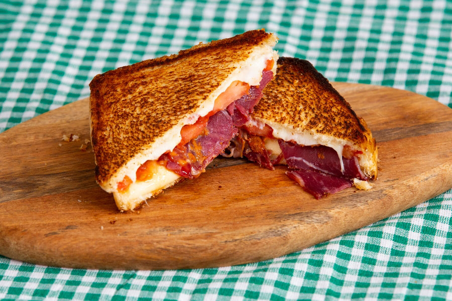 PASTIRMALI KAŞARLI TOST