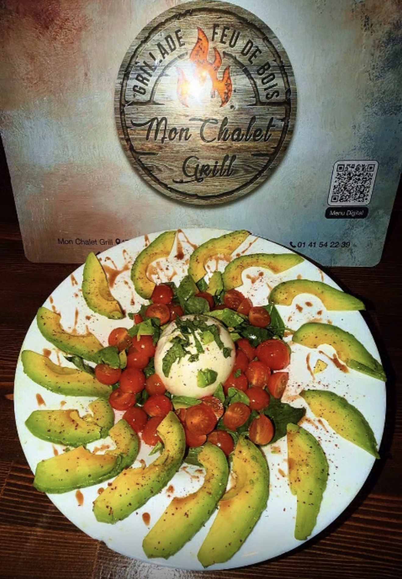 Burrata Avocado (basilic, avocat, tomats cerises, sauce balsamique,huile d'olive)