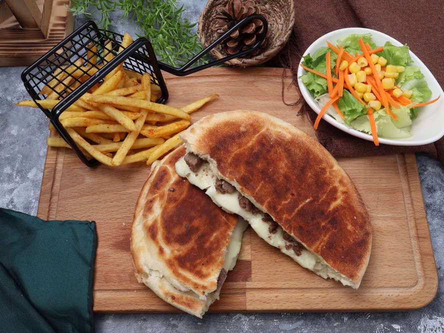 Kavurmalı Bazlama Tost