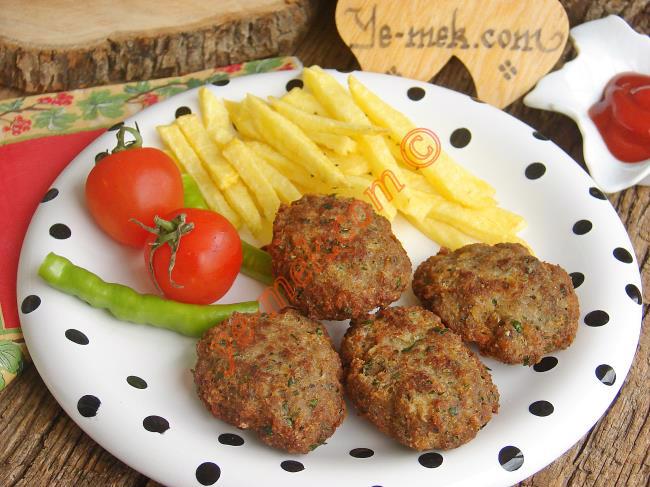 IZGARA KÖFTE + PATATES TAVA (SALATA VE PATATES EŞLİĞİNDE)