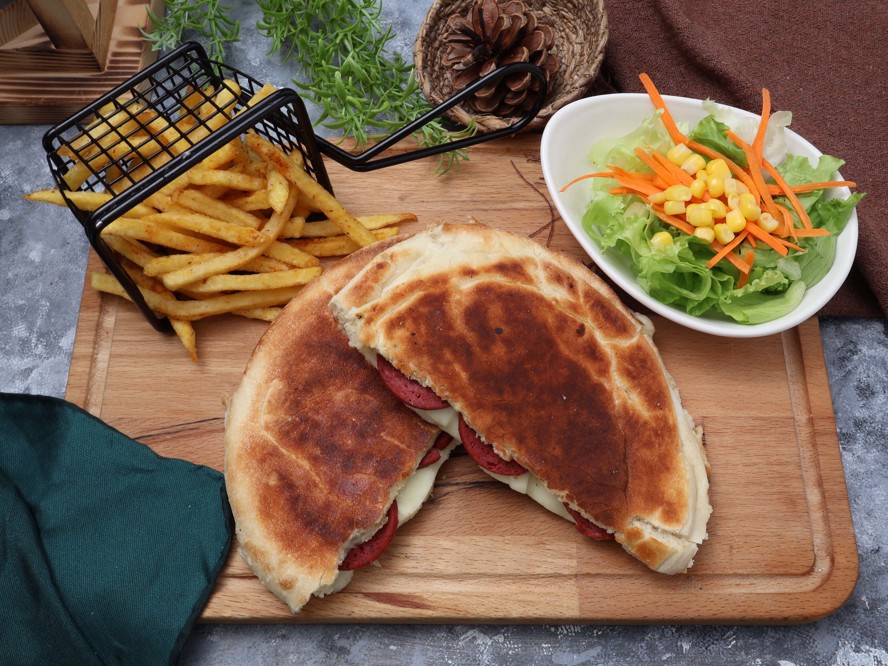 Sucuklu Kaşarlı Bazlama Tost