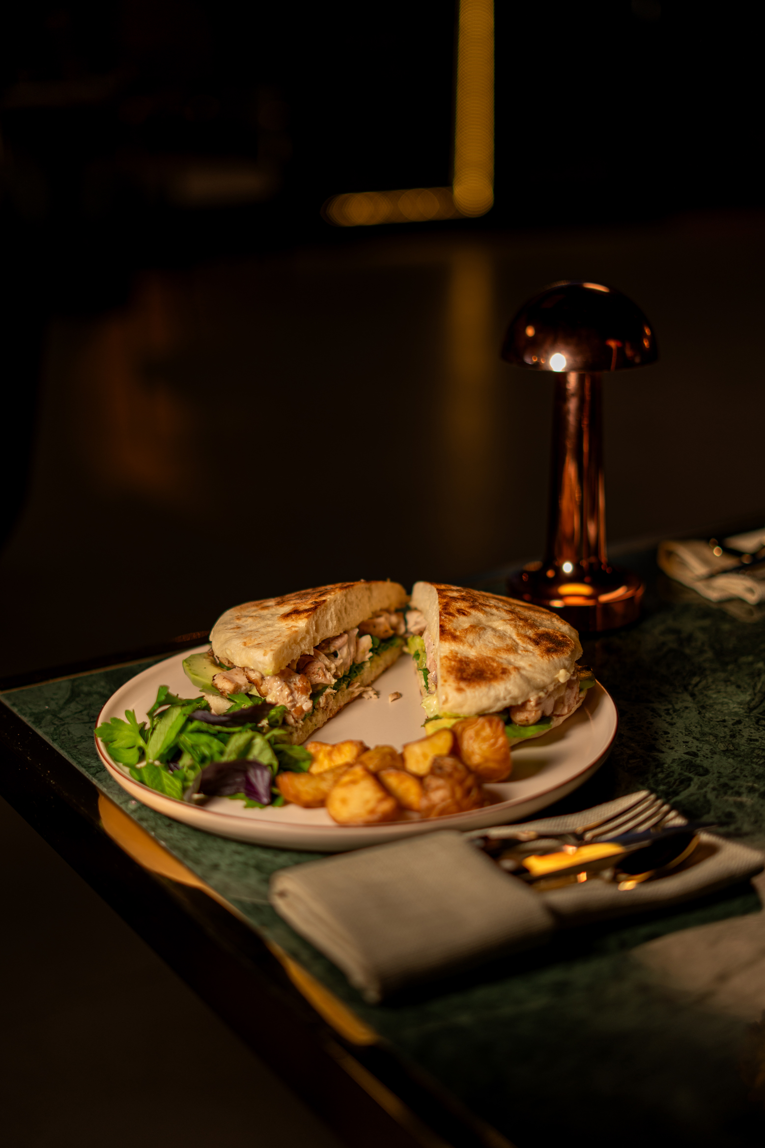 Aioli Soslu Avokadolu Bazlama Izgara Tavuk Sandviç