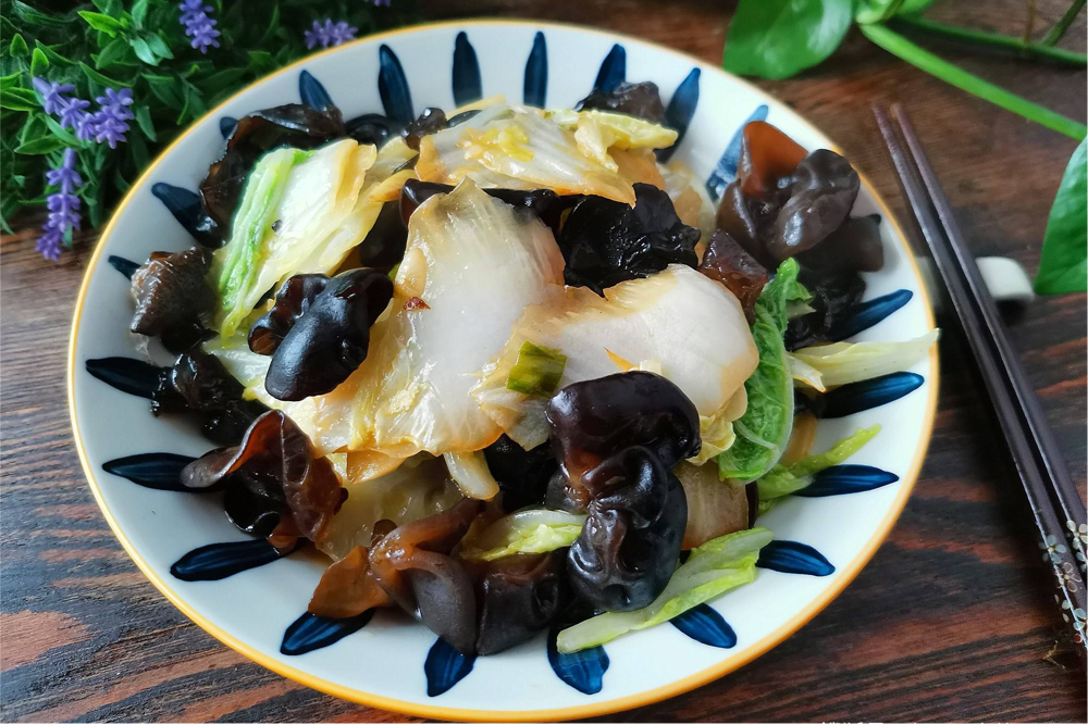 白菜炒木耳 - Жареная капуста с черным грибом
