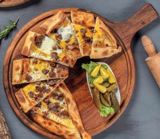 Kavurmalı Kaşarlı Yumurtalı Pide