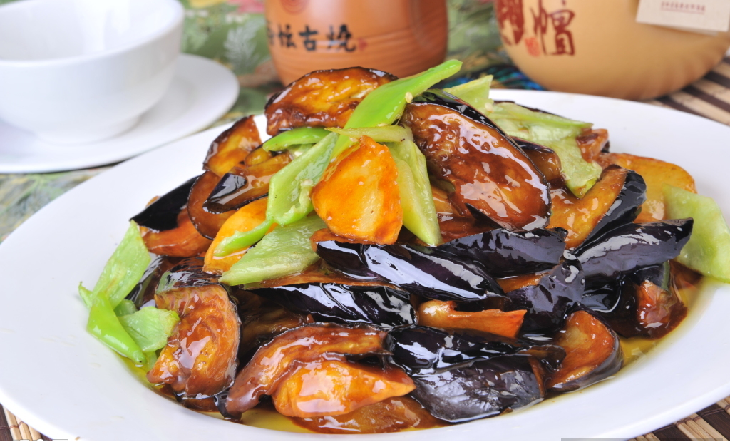 地三鲜 - Жареный картофель, баклажаны и перец