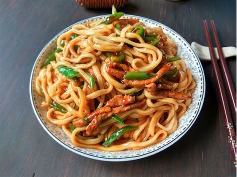 尖椒肉丝打卤面-Обжаренная во фритюре лапша с чили и мясом