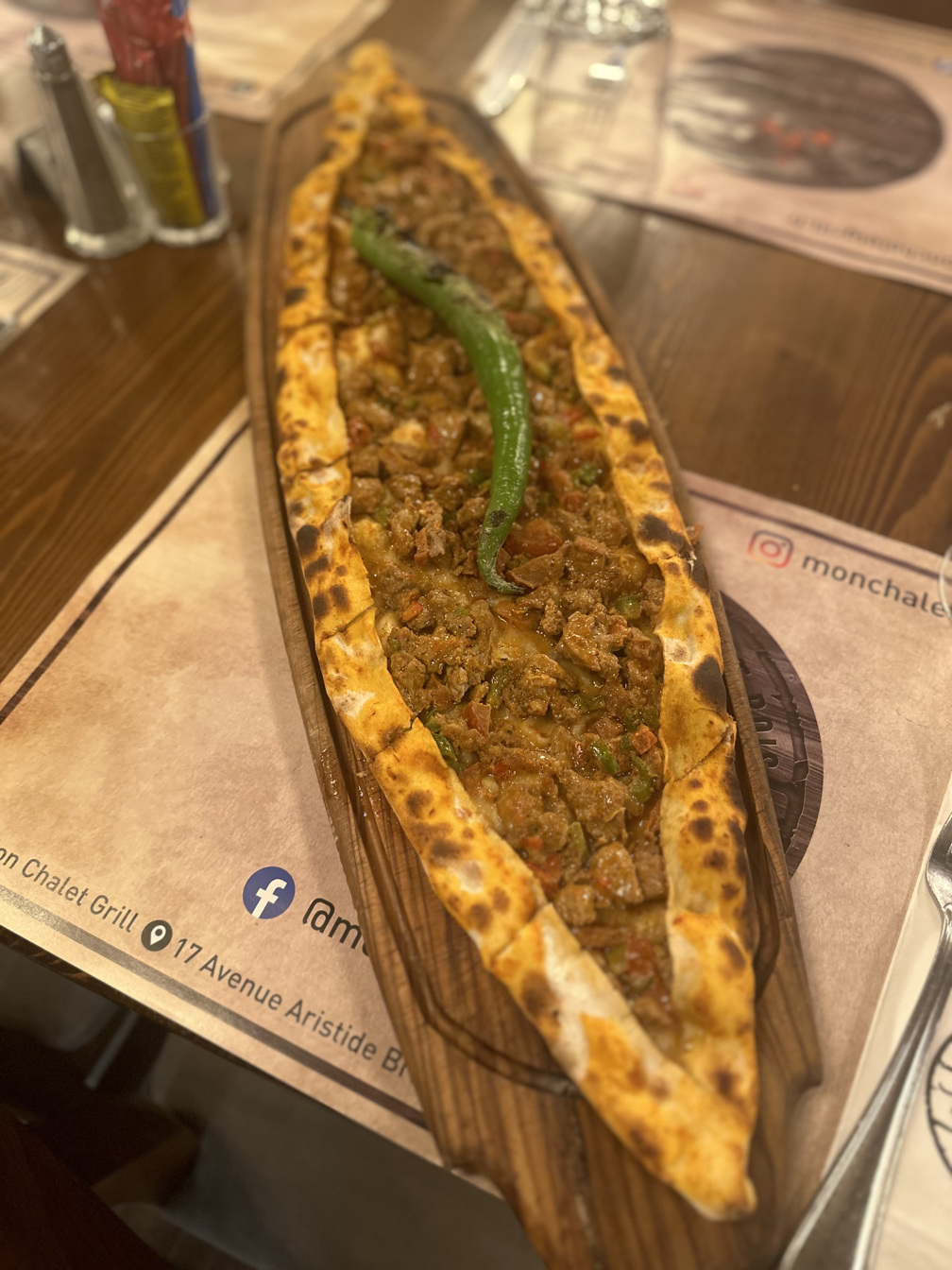 Kusbasili Pide (Agneau, Tomate, Poivron vert, Oignon)