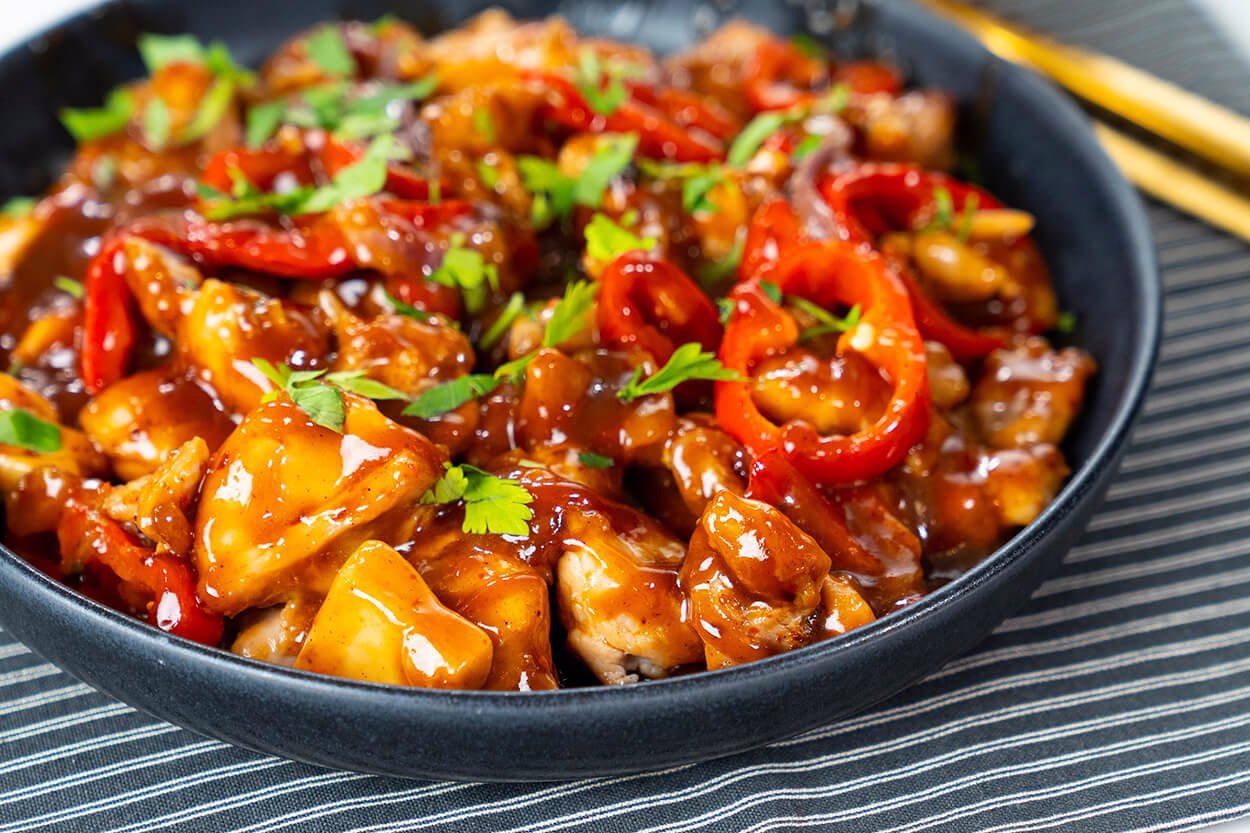 BARBEKÜ SOSLU TAVUK (SALATA VE PATATES EŞLİĞİNDE)