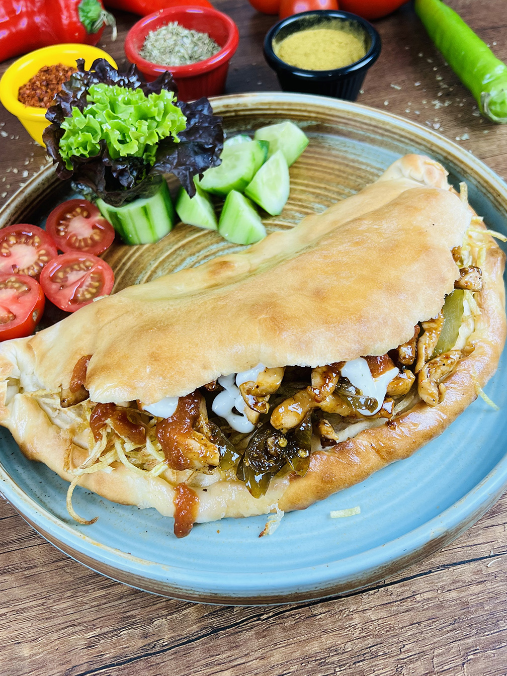  Meksika Soslu Tavuklu Kalzone
