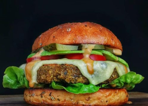 VEGETARISCHER BURGER & POMMES FRITES