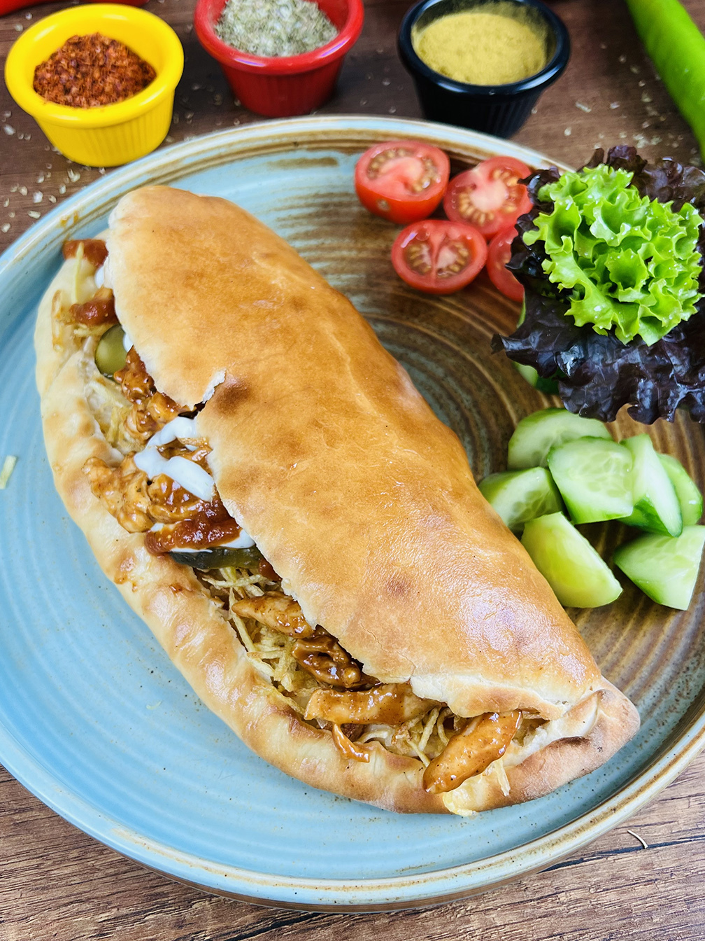 Barbekü Soslu Tavuklu Kalzone