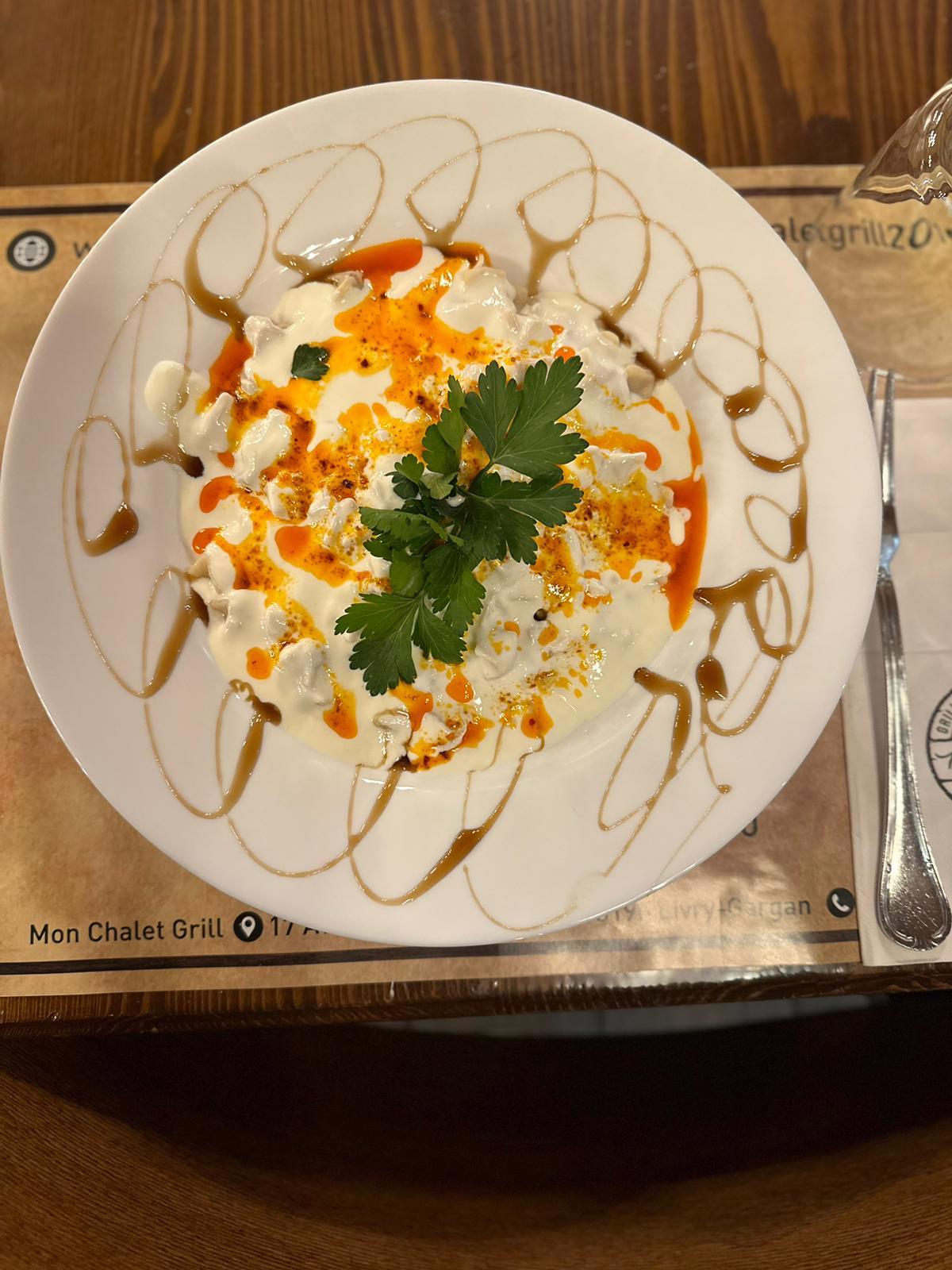 Manti / Ravioles Turques (Viande hachée, oignon, yaourt à fail, sauce tomates)