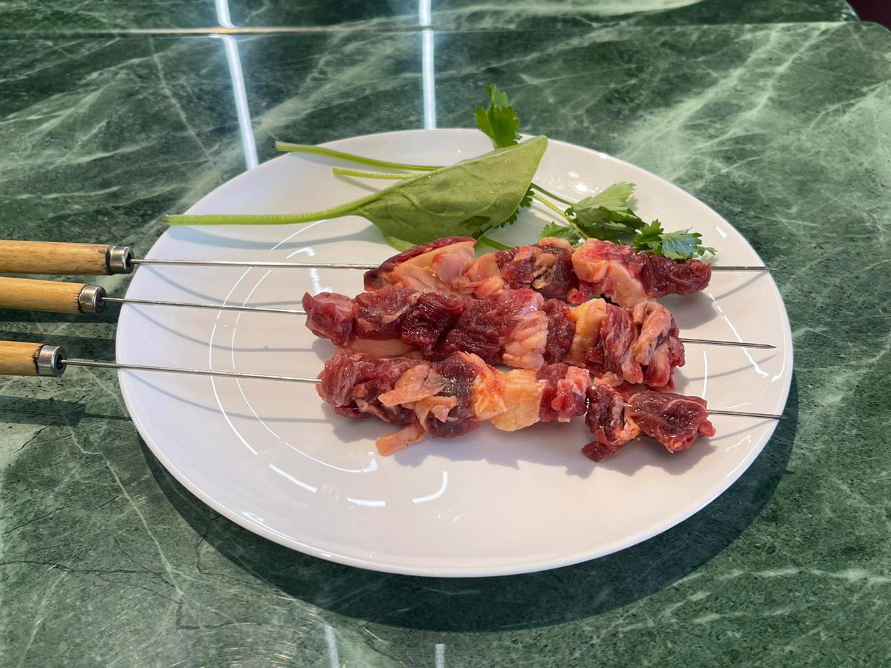 牛肉串 - Шашлык из говядины