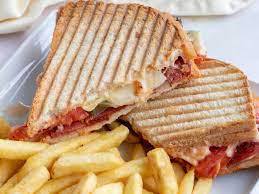 Karışık Tost Tabağı (Sucuklu Kaşarlı)(Salatalık Domates ve patates eşliğinde) 