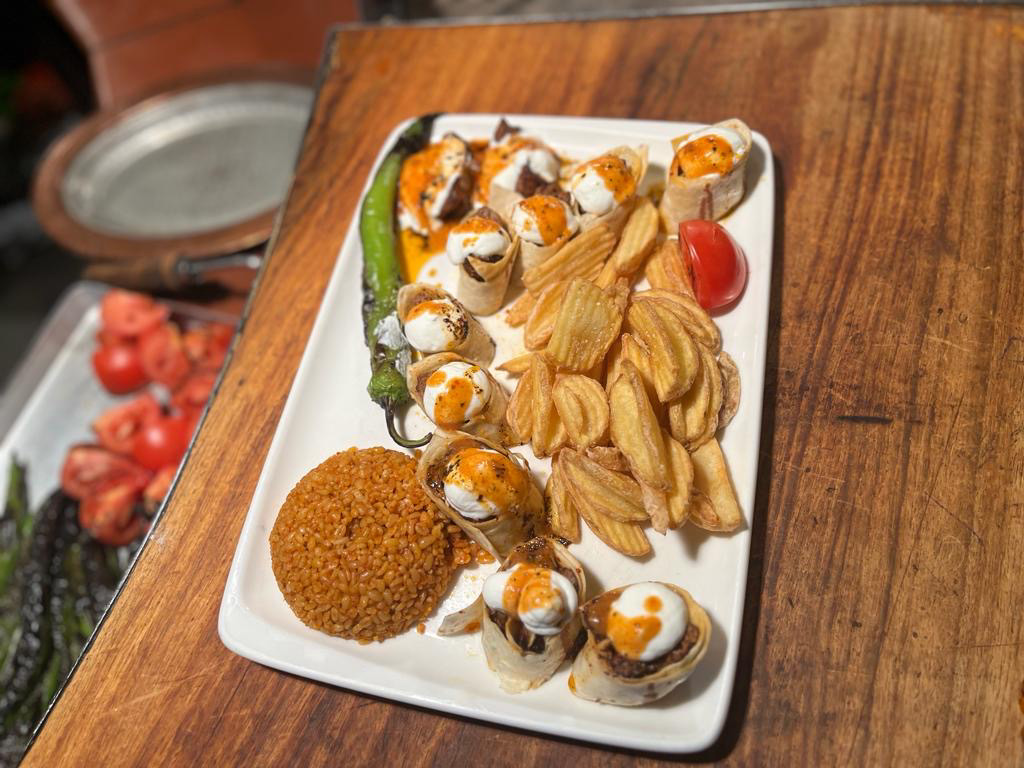 Beyti Kebap (Adana, Yaourt, Ai, Sauce tomate)