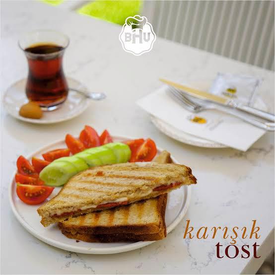 Ekşi Mayalı Ekmeğe Kaşarlı Sucuklu Tost