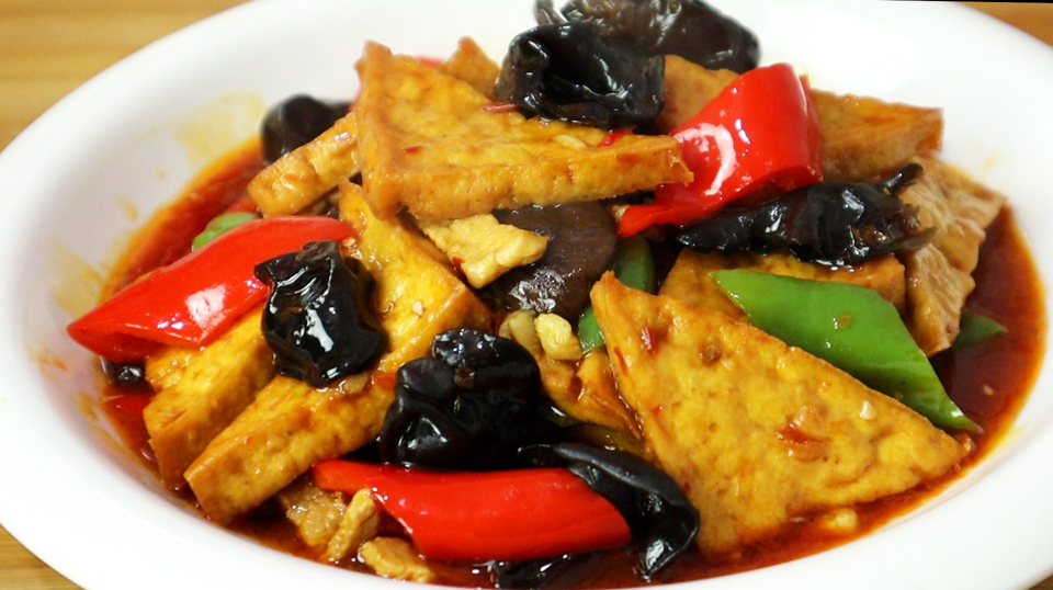 家常烧豆腐 - Жареный тофу с  перцем и черным грибом