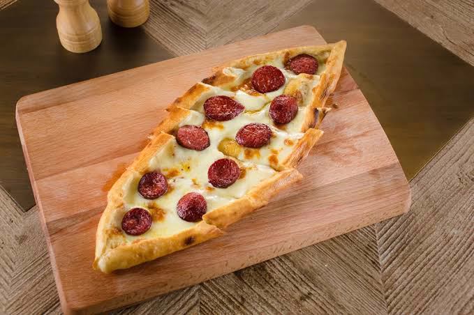 Sucuklu pide