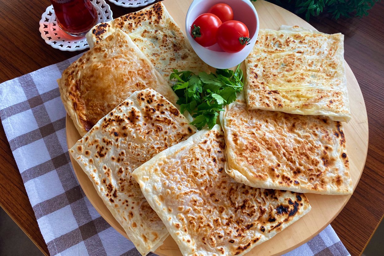 GÖZLEME (PEYNİRLİ-SOSİSLİ-KAVURMALI)