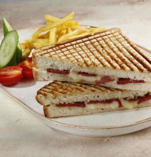 Sucuklu Tost Tabağı(Salatalık Domates ve patates eşliğinde) 