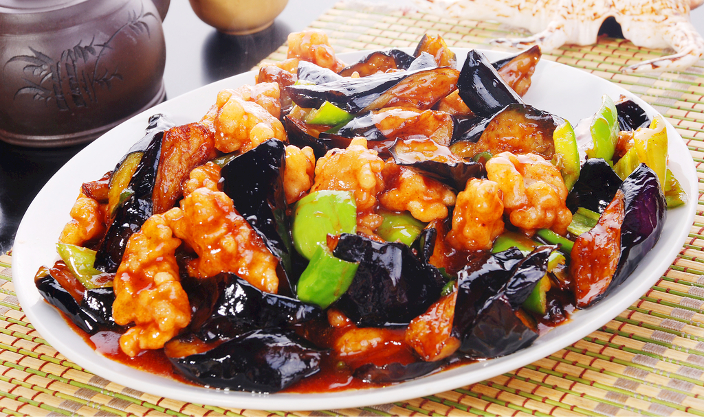 肉段烧茄子 Баклажаны жарены，со свининой в крахмале