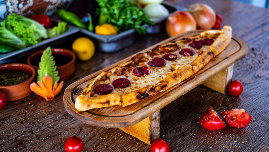 Kaşarlı Sucuklu Pide