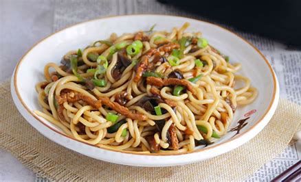 香辣肉丝打卤面-Острое жареное мясо с лапшой