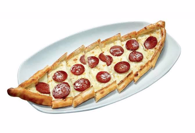 Sucuklu kaşarlı pide