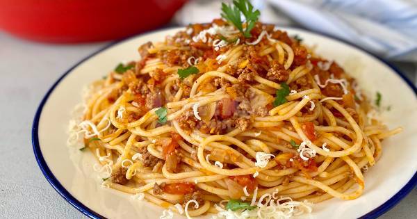 Spagetti bolonez ( سباغاتي باللحم والطماطم )
