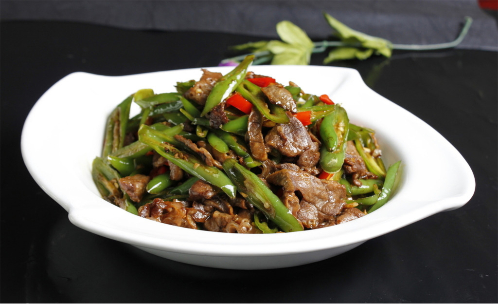 青椒牛肉 Говядина жареная с зеленым перцем