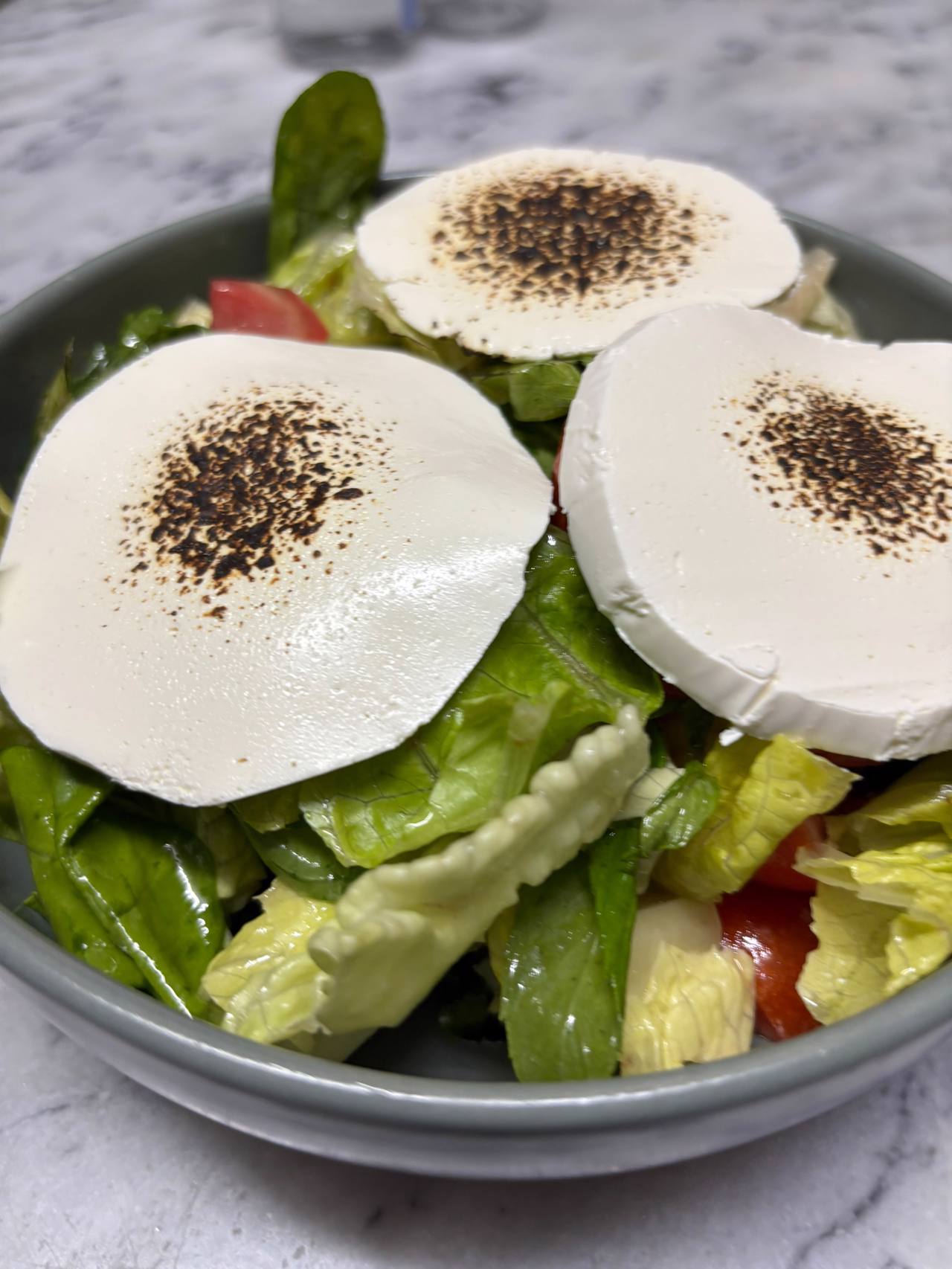 Keçi peynirli salata