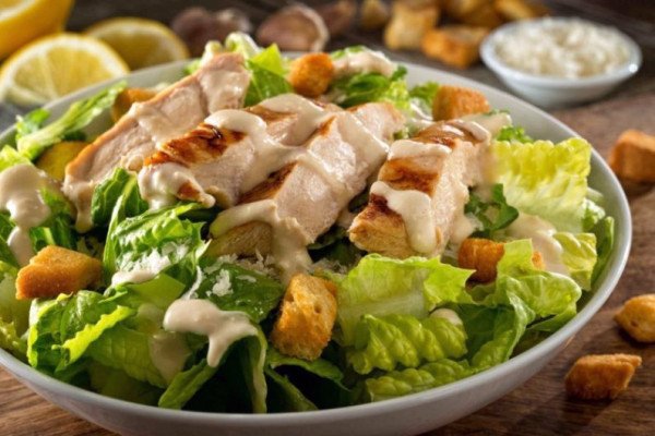 Sezar Salata ( Tavuk Göğsü, Göbek Marul, Parmesan Peyniri, Mevsim yeşillikleri, Sezar Sos, Mısır)