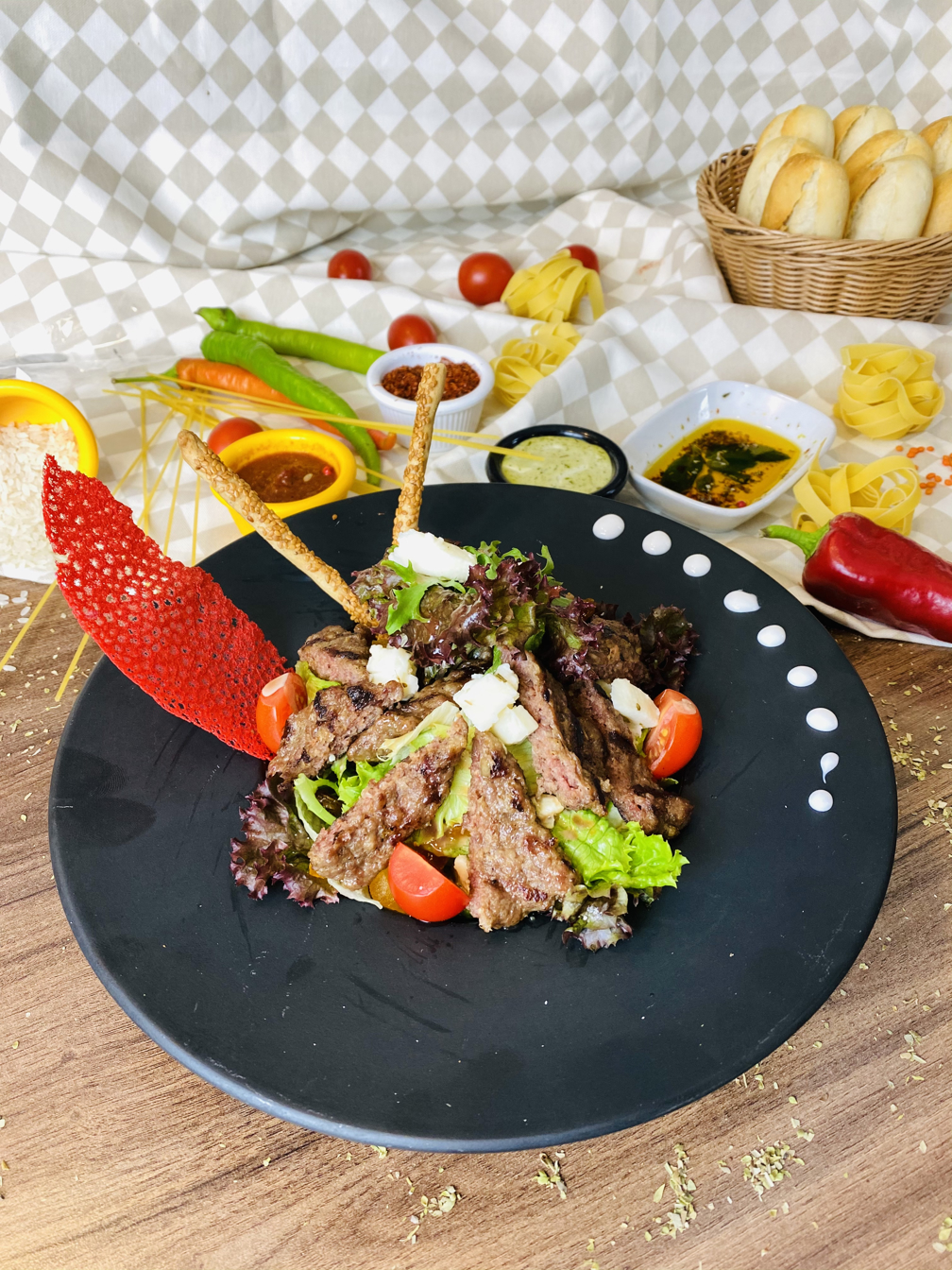 Köfteli Salata