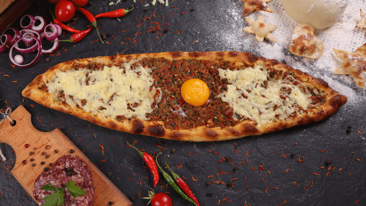 Kıymalı Kaşarlı Yumurtalı Pide