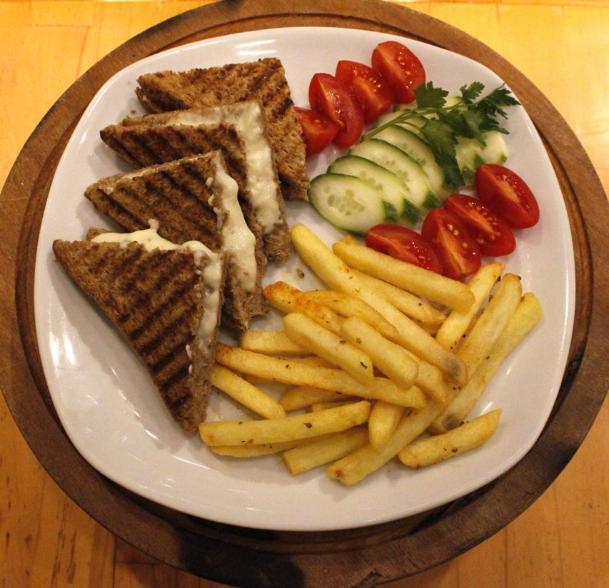 BEYAZ PEYNİRLİ KEPEKLİ TOST