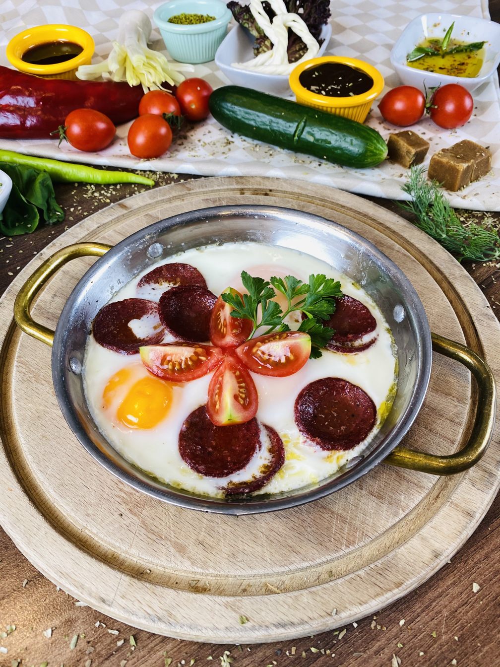 Sahanda Sucuklu Yumurta