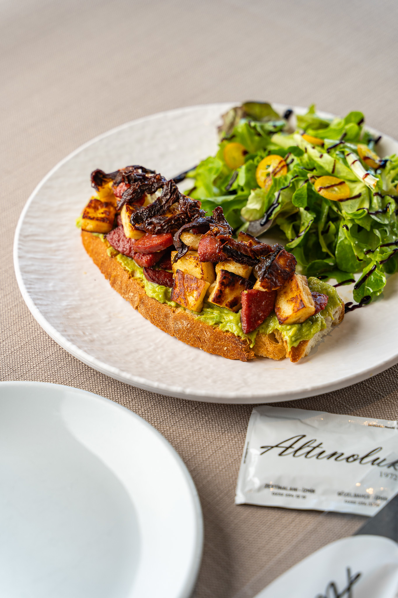 Avokado Soslu Sucuk Hellim