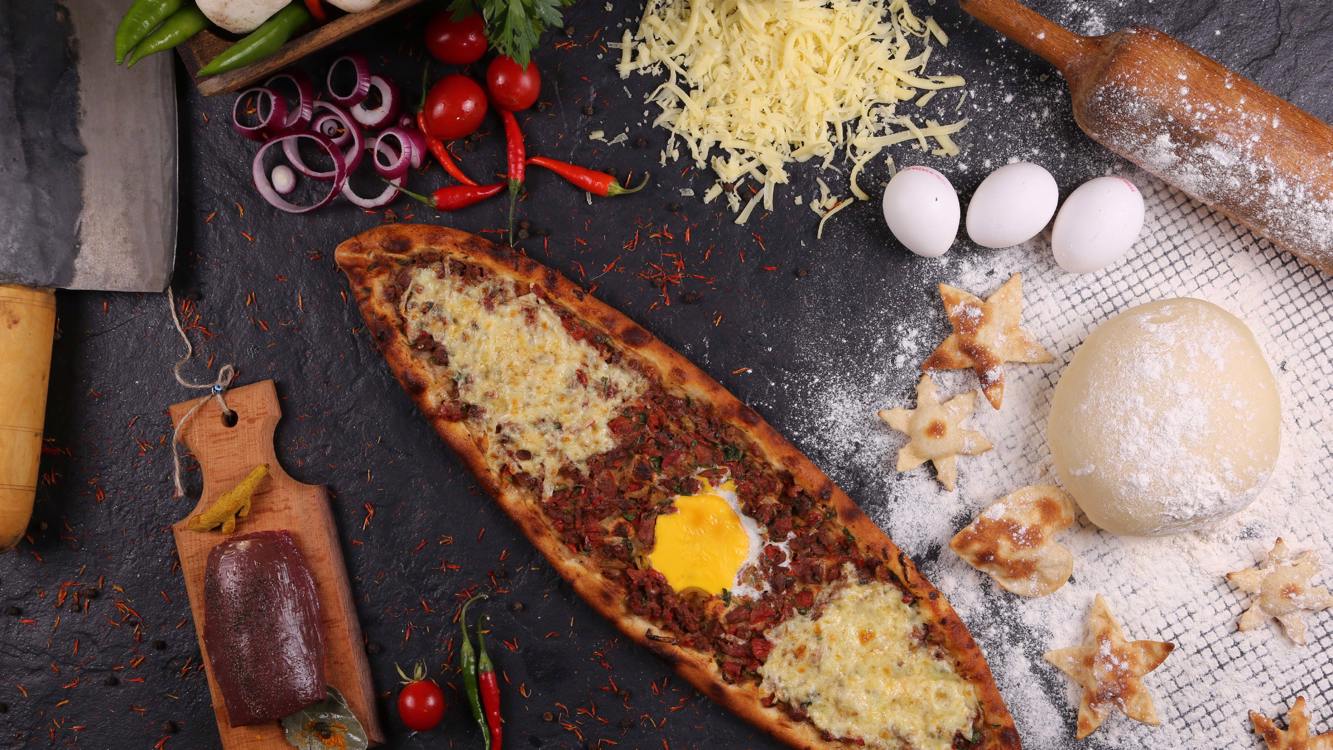 Kuşbaşılı Kaşarlı Yumurtalı Pide