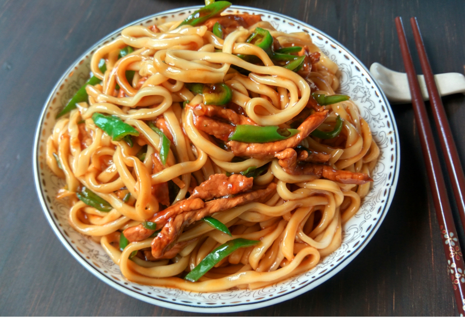 青椒肉丝炒面 - Жареная лапша с зеленым перцем и свининой