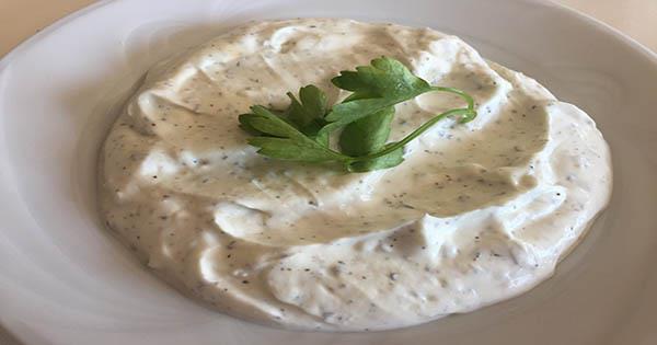 Yoghurt seasoned with garlic	