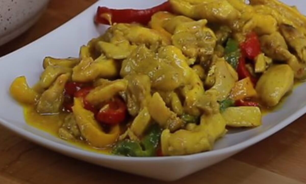 KÖRİ SOSLU TAVUK (SALATA VE PATATES EŞLİĞİNDE)