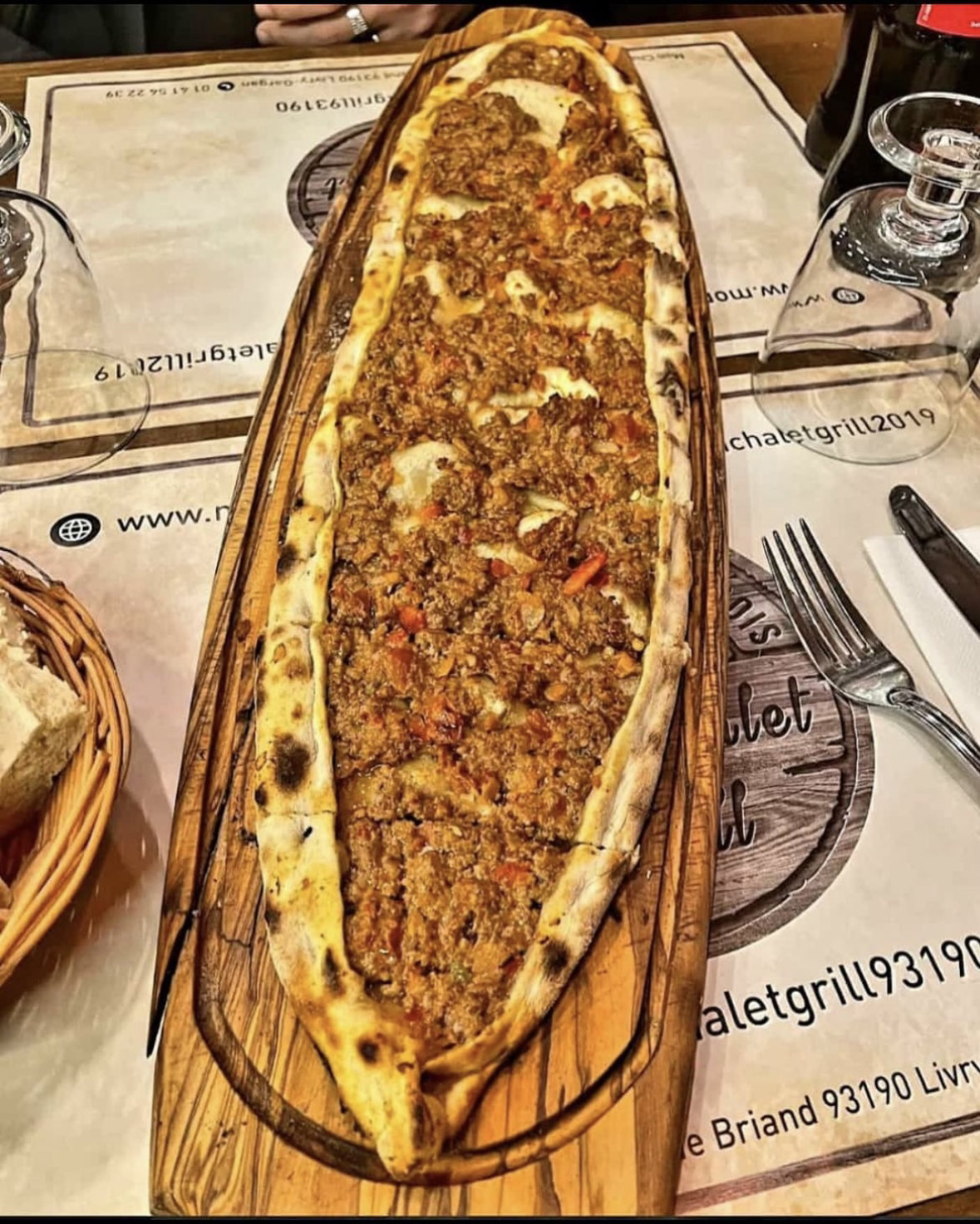 Kiymali Pide (Viande Hachée, Tomate, Poivron, Persif, Oignon)